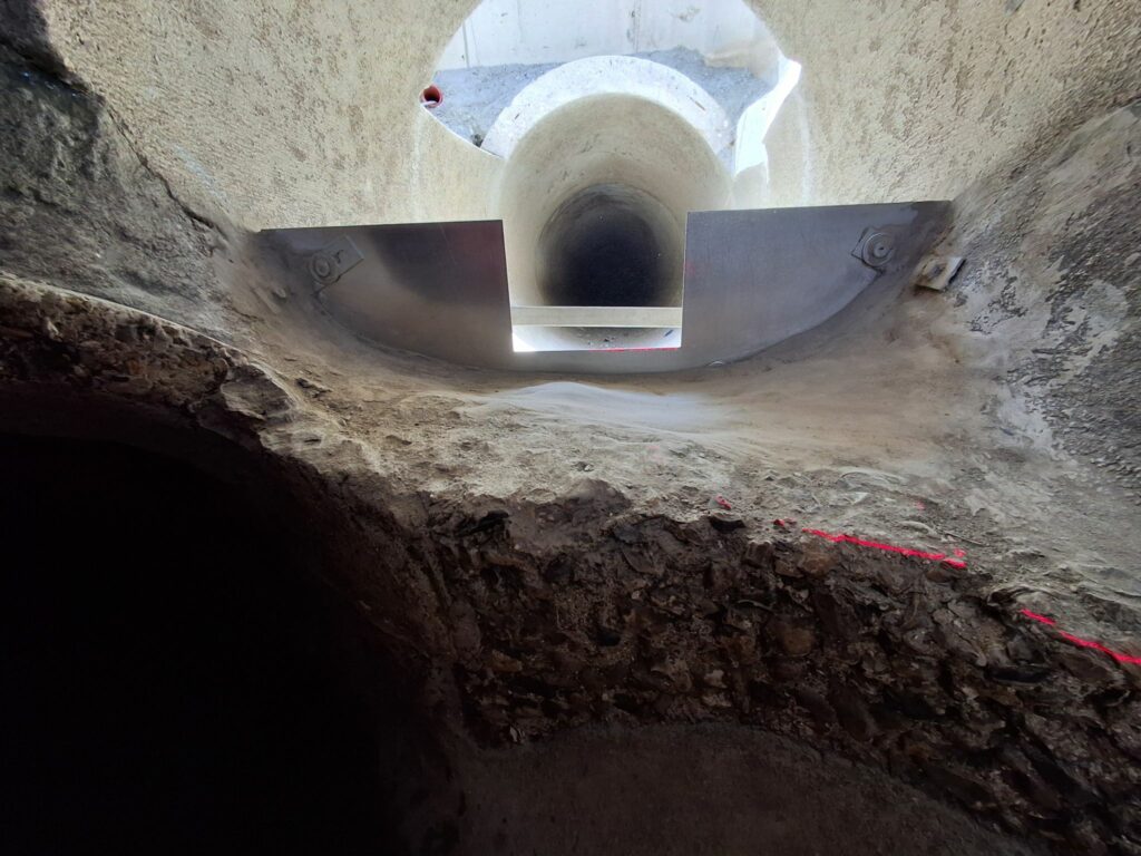 Alignement au laser plan de la crête basse du seuil à créneau avec le seuil en béton existant
