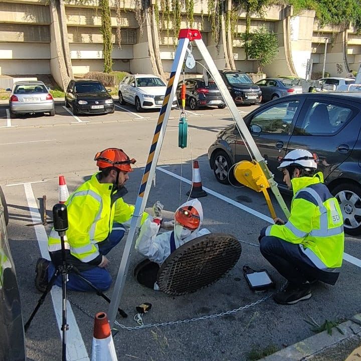El equipo de ingenieros de 3D EAU desciende a la red para medir la geometría de los aliviaderos.