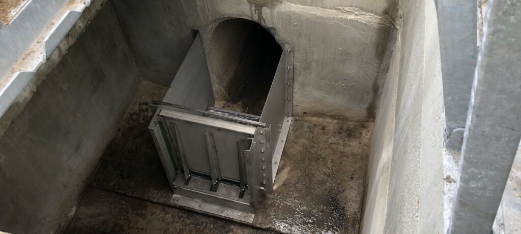 Photographie de l'amont d'une vanne de stockage en réseau fabriquée et posée par 3D EAU à Charlieu